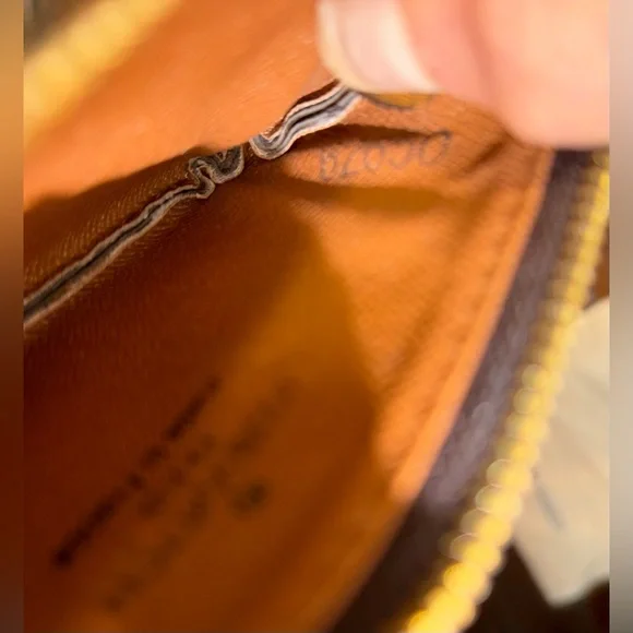 Louis Vuitton Key Pouch in signature Monogram coatedcanvas,aka the Pochette Clés - Picture 4 of 8